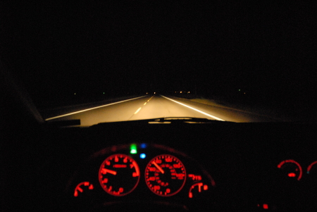 поездка в ночное время на автомобиле Рено